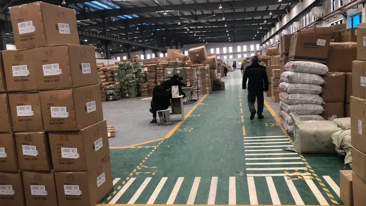 تجميع البضائع في مستودع بالصين قبل الشحن — من بنود تكلفة الاستيراد من الصين